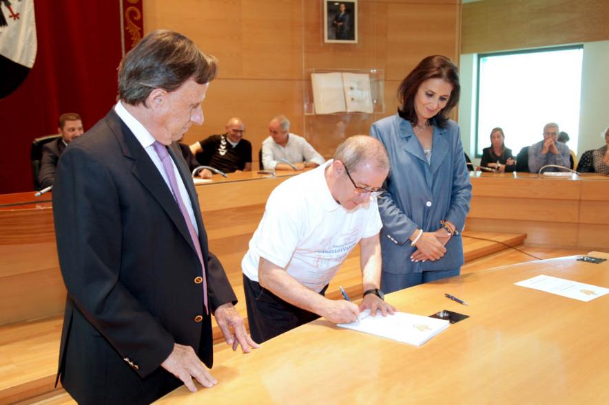 Presentación de la Campaña Juego Limpio - Imagen del alcalde García de Vinuesa y otras personas, una de ellas firmando el protocolo de la campaña.