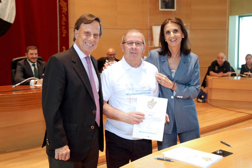 Presentación de la Campaña Juego Limpio - Imagen del alcalde García de Vinuesa y otras personas posando después de haber firmado el protocolo de la campaña.