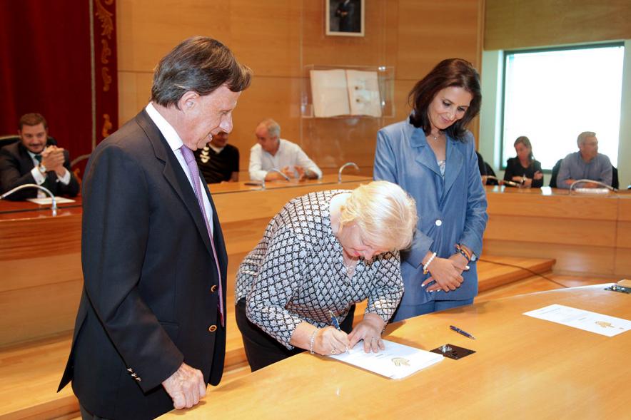 Presentación de la Campaña Juego Limpio - Imagen del alcalde García de Vinuesa y otras personas, una de ellas firmando el protocolo de la campaña.