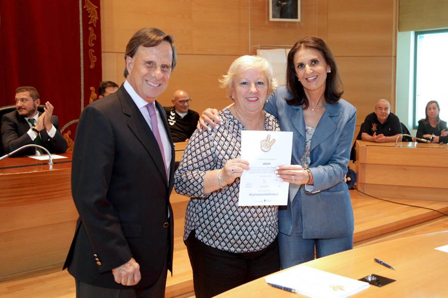 Presentación de la Campaña Juego Limpio - Imagen del alcalde García de Vinuesa y otras personas posando después de haber firmado el protocolo de la campaña.