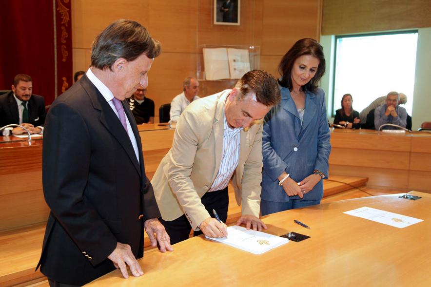 Presentación de la Campaña Juego Limpio - Imagen del alcalde García de Vinuesa y otras personas, una de ellas firmando el protocolo de la campaña.