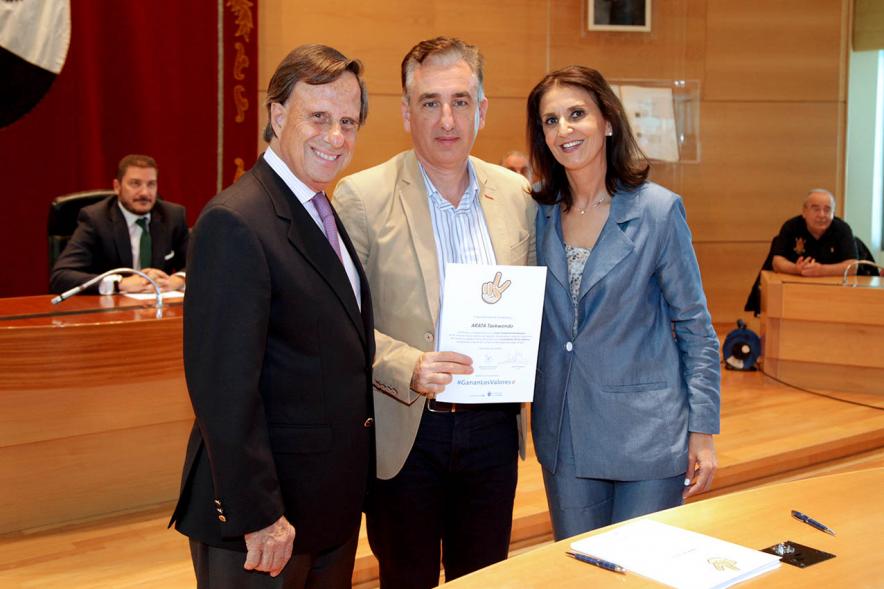 Presentación de la Campaña Juego Limpio - Imagen del alcalde García de Vinuesa y otras personas posando después de haber firmado el protocolo de la campaña.