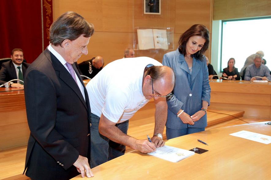 Presentación de la Campaña Juego Limpio - Imagen del alcalde García de Vinuesa y otras personas, una de ellas firmando el protocolo de la campaña.