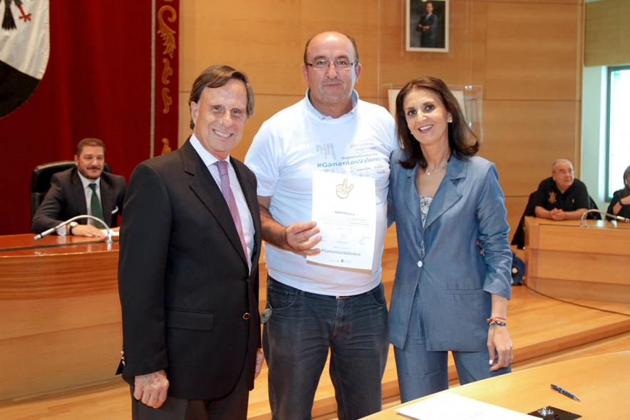 Presentación de la Campaña Juego Limpio - Imagen del alcalde García de Vinuesa y otras personas posando después de haber firmado el protocolo de la campaña.