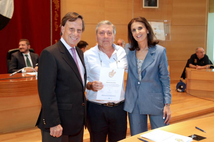 Presentación de la Campaña Juego Limpio - Imagen del alcalde García de Vinuesa y otras personas posando después de haber firmado el protocolo de la campaña.