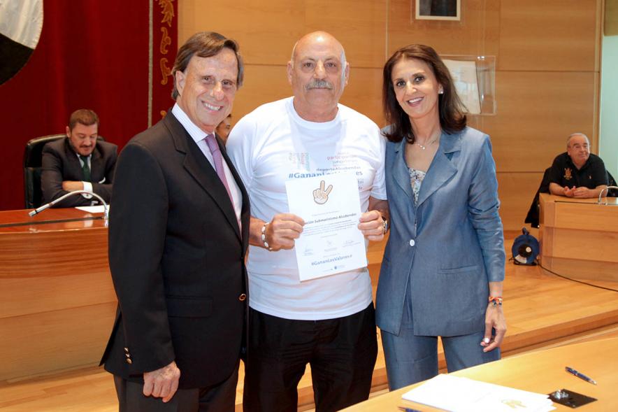 Presentación de la Campaña Juego Limpio - Imagen del alcalde García de Vinuesa y otras personas posando después de haber firmado el protocolo de la campaña.