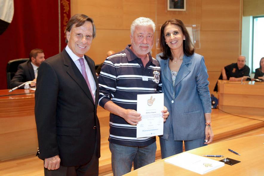 Presentación de la Campaña Juego Limpio - Imagen del alcalde García de Vinuesa y otras personas posando después de haber firmado el protocolo de la campaña.