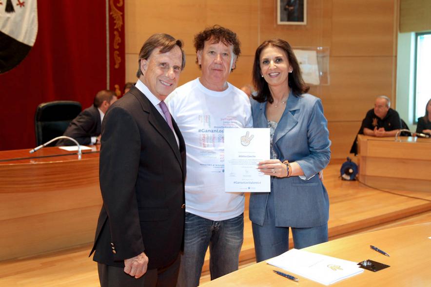 Presentación de la Campaña Juego Limpio - Imagen del alcalde García de Vinuesa y otras personas posando después de haber firmado el protocolo de la campaña.