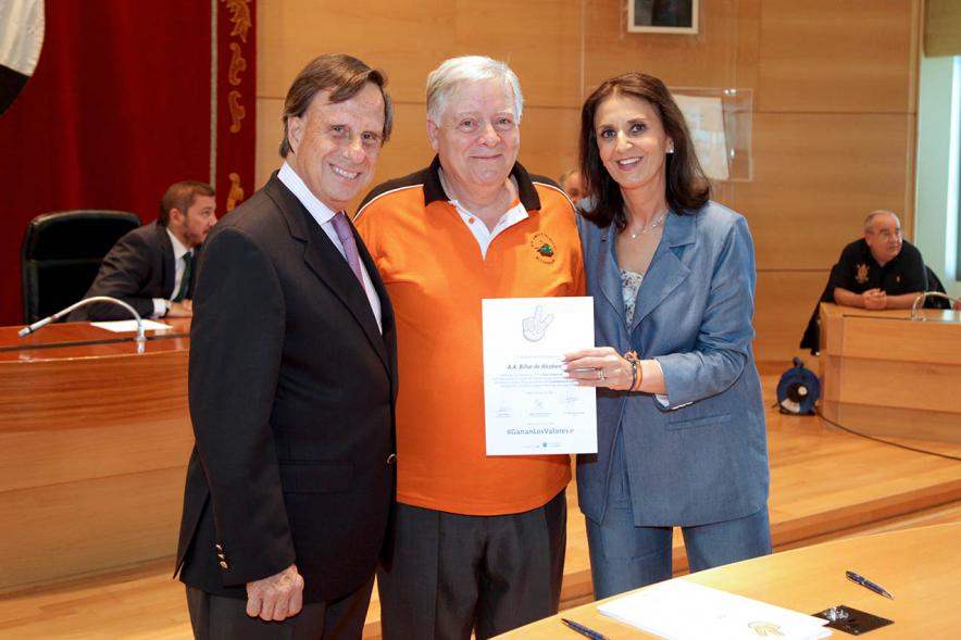 Presentación de la Campaña Juego Limpio - Imagen del alcalde García de Vinuesa y otras personas posando después de haber firmado el protocolo de la campaña.