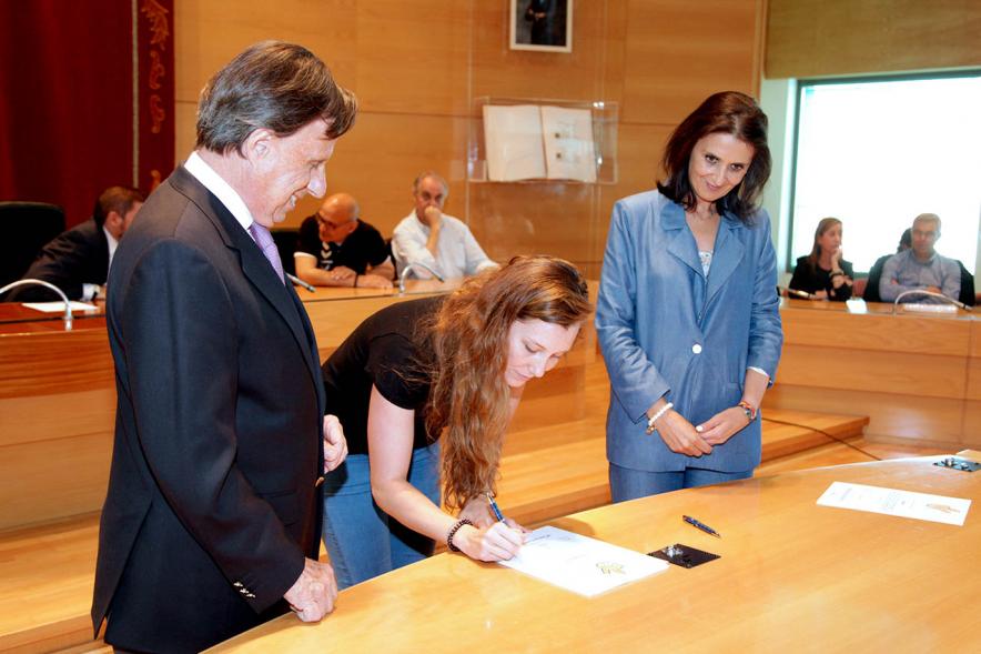 Presentación de la Campaña Juego Limpio - Imagen del alcalde García de Vinuesa y otras personas, una de ellas firmando el protocolo de la campaña.