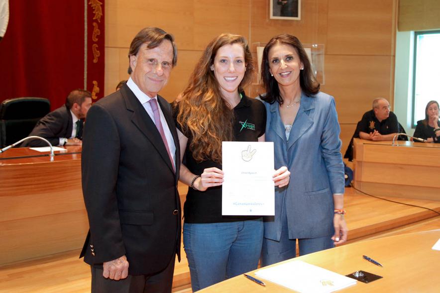 Presentación de la Campaña Juego Limpio - Imagen del alcalde García de Vinuesa y otras personas posando después de haber firmado el protocolo de la campaña.