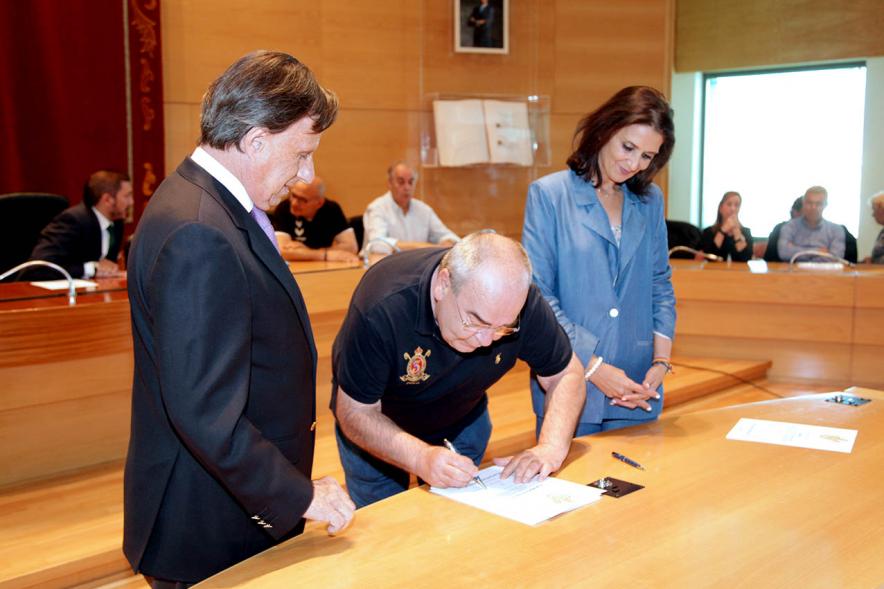 Presentación de la Campaña Juego Limpio - Imagen del alcalde García de Vinuesa y otras personas, una de ellas firmando el protocolo de la campaña.