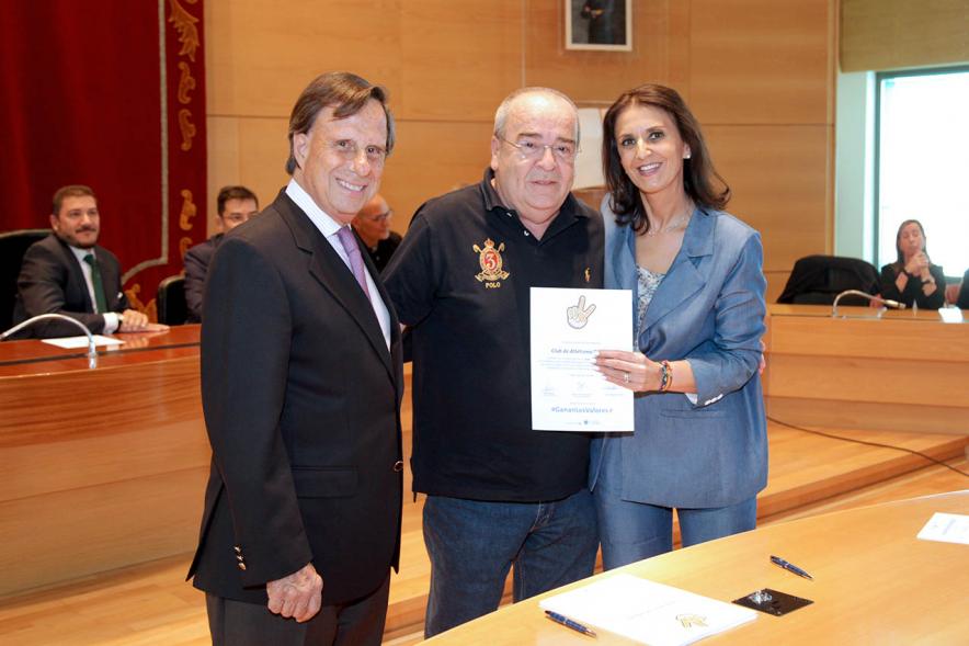 Presentación de la Campaña Juego Limpio - Imagen del alcalde García de Vinuesa y otras personas posando después de haber firmado el protocolo de la campaña.