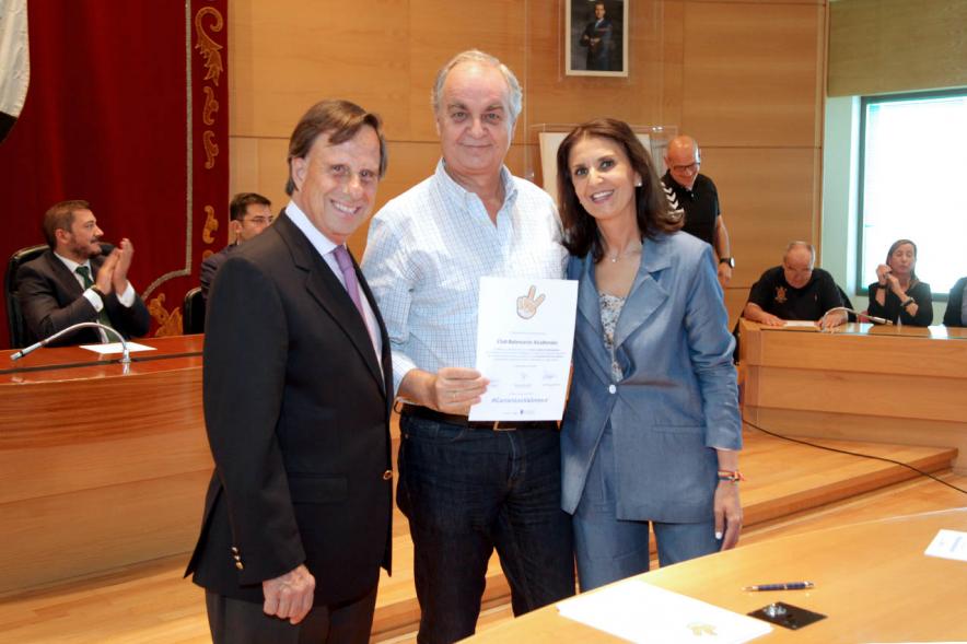Presentación de la Campaña Juego Limpio - Imagen del alcalde García de Vinuesa y otras personas posando después de haber firmado el protocolo de la campaña.