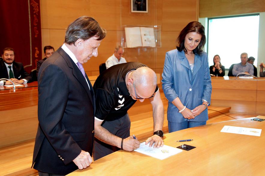 Presentación de la Campaña Juego Limpio - Imagen del alcalde García de Vinuesa y otras personas, una de ellas firmando el protocolo de la campaña.