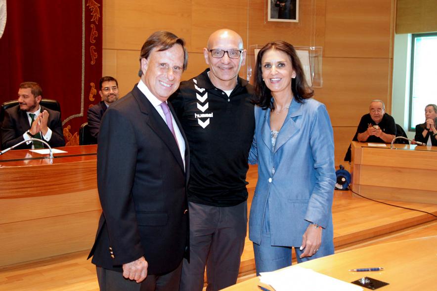 Presentación de la Campaña Juego Limpio - Imagen del alcalde García de Vinuesa y otras personas posando después de haber firmado el protocolo de la campaña.