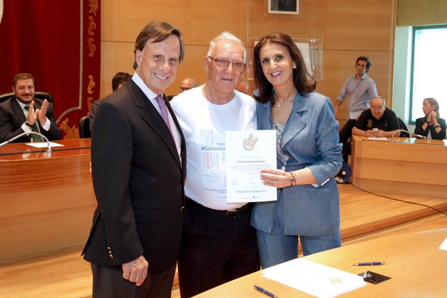 Presentación de la Campaña Juego Limpio - Imagen del alcalde García de Vinuesa y otras personas posando después de haber firmado el protocolo de la campaña.