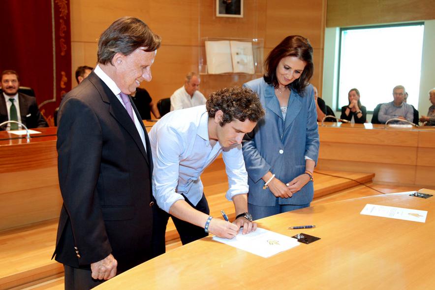 Presentación de la Campaña Juego Limpio - Imagen del alcalde García de Vinuesa y otras personas, una de ellas firmando el protocolo de la campaña.