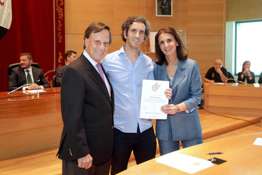Presentación de la Campaña Juego Limpio - Imagen del alcalde García de Vinuesa y otras personas posando después de haber firmado el protocolo de la campaña.