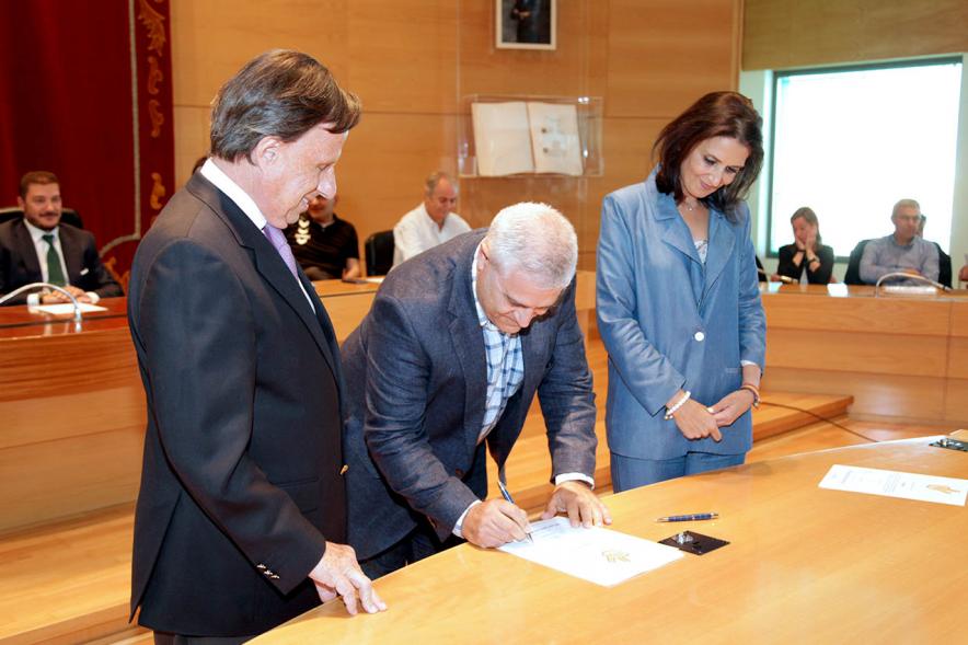Presentación de la Campaña Juego Limpio - Imagen del alcalde García de Vinuesa y otras personas, una de ellas firmando el protocolo de la campaña.