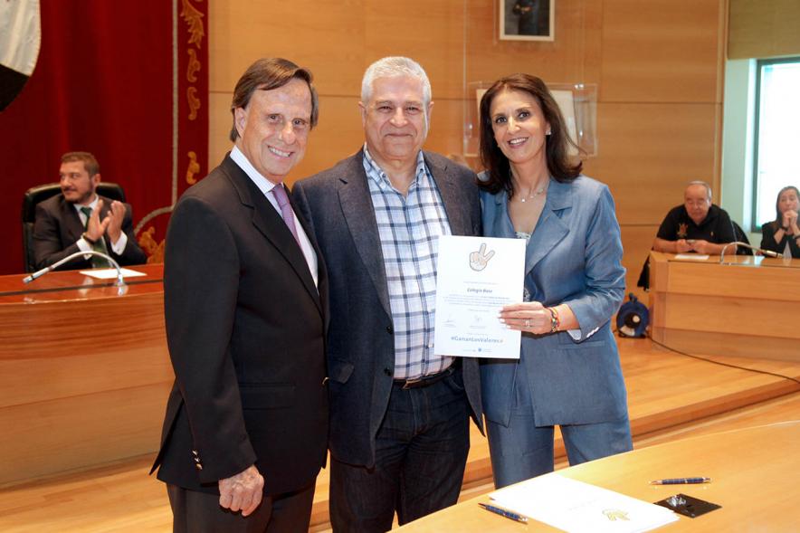 Presentación de la Campaña Juego Limpio - Imagen del alcalde García de Vinuesa y otras personas posando después de haber firmado el protocolo de la campaña.