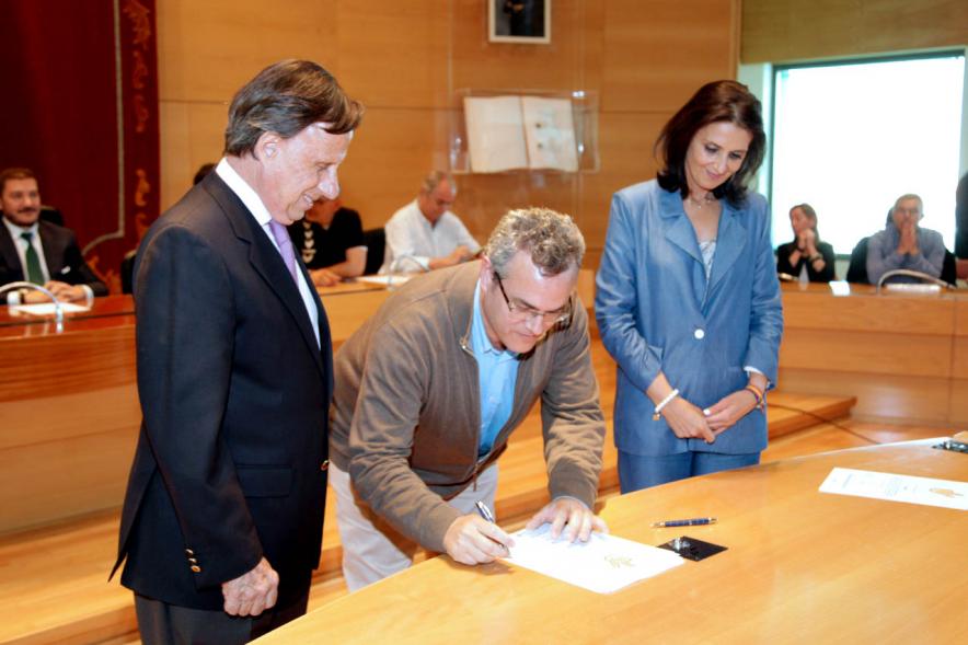 Presentación de la Campaña Juego Limpio - Imagen del alcalde García de Vinuesa y otras personas, una de ellas firmando el protocolo de la campaña.