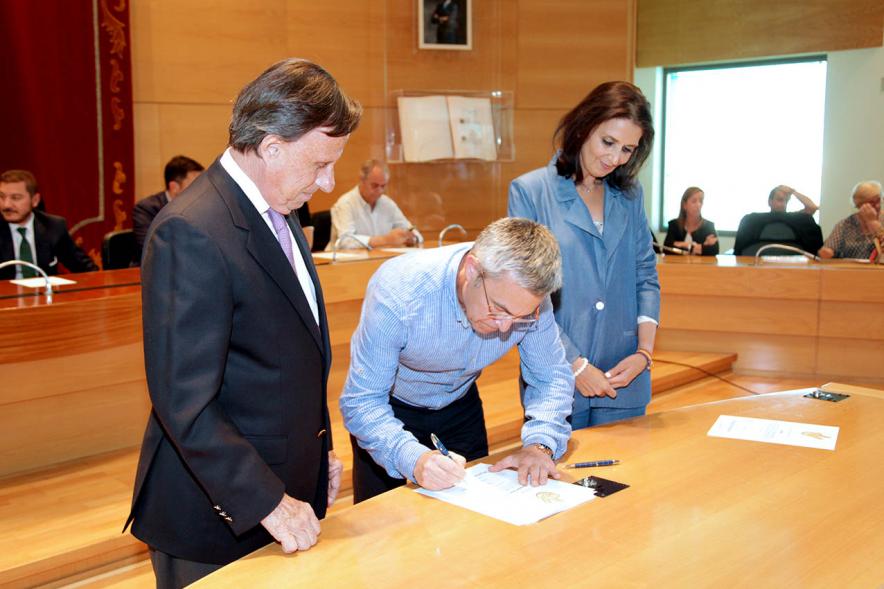 Presentación de la Campaña Juego Limpio - Imagen del alcalde García de Vinuesa y otras personas, una de ellas firmando el protocolo de la campaña.