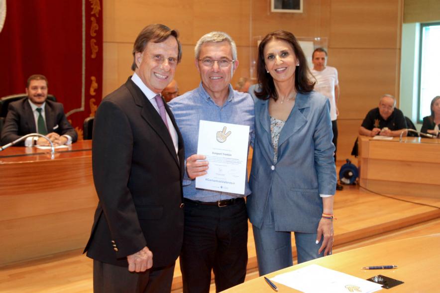 Presentación de la Campaña Juego Limpio - Imagen del alcalde García de Vinuesa y otras personas posando después de haber firmado el protocolo de la campaña.