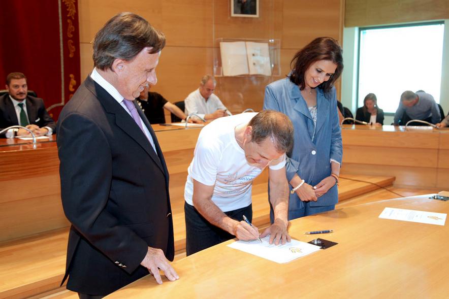 Presentación de la Campaña Juego Limpio - Imagen del alcalde García de Vinuesa y otras personas, una de ellas firmando el protocolo de la campaña.