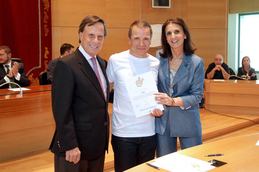 Presentación de la Campaña Juego Limpio - Imagen del alcalde García de Vinuesa y otras personas posando después de haber firmado el protocolo de la campaña.