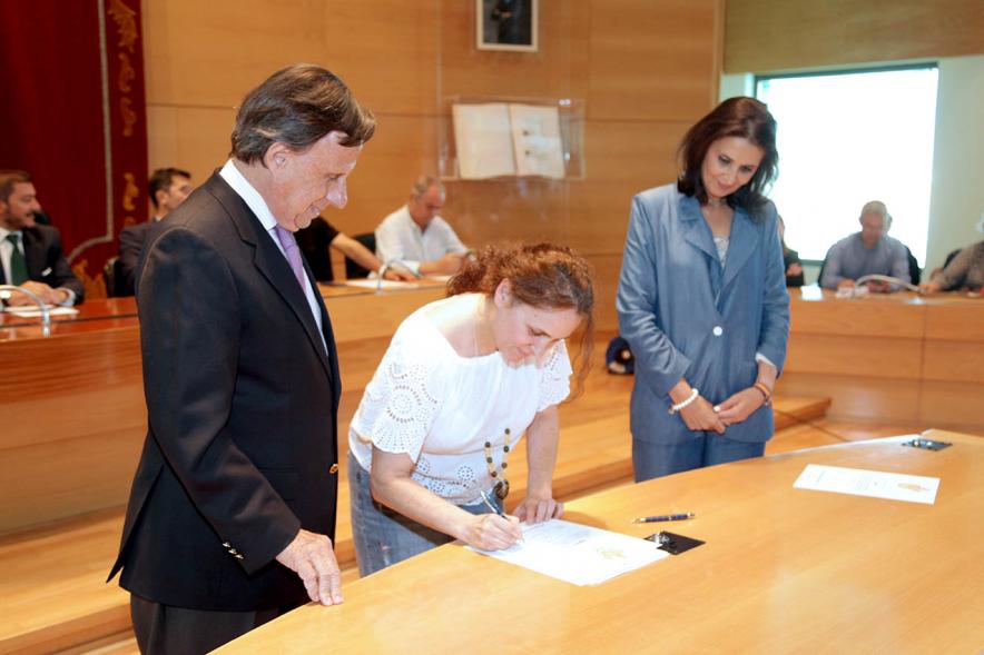 Presentación de la Campaña Juego Limpio - Imagen del alcalde García de Vinuesa y otras personas, una de ellas firmando el protocolo de la campaña.