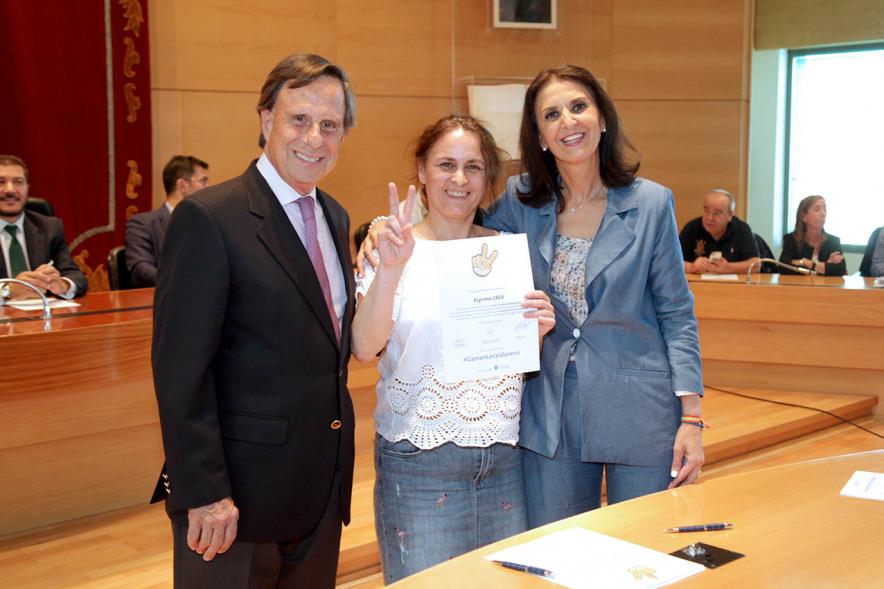 Presentación de la Campaña Juego Limpio - Imagen del alcalde García de Vinuesa y otras personas posando después de haber firmado el protocolo de la campaña.