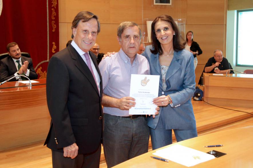 Presentación de la Campaña Juego Limpio - Imagen del alcalde García de Vinuesa y otras personas posando después de haber firmado el protocolo de la campaña.