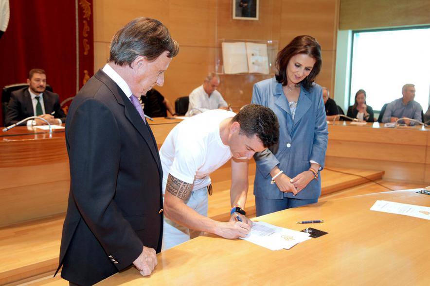 Presentación de la Campaña Juego Limpio - Imagen del alcalde García de Vinuesa y otras personas, una de ellas firmando el protocolo de la campaña.