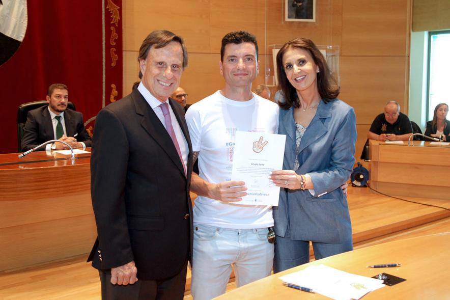 Presentación de la Campaña Juego Limpio - Imagen del alcalde García de Vinuesa y otras personas posando después de haber firmado el protocolo de la campaña.