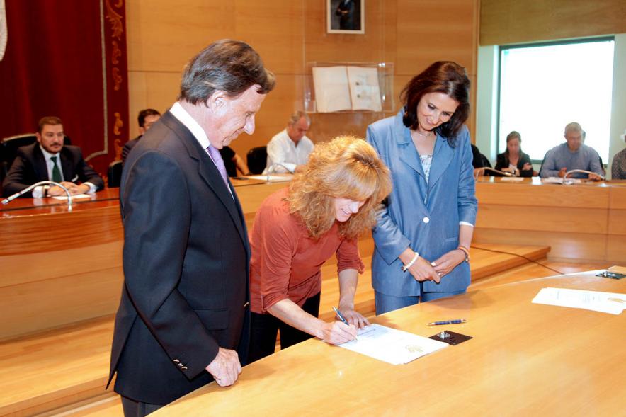 Presentación de la Campaña Juego Limpio - Imagen del alcalde García de Vinuesa y otras personas, una de ellas firmando el protocolo de la campaña.