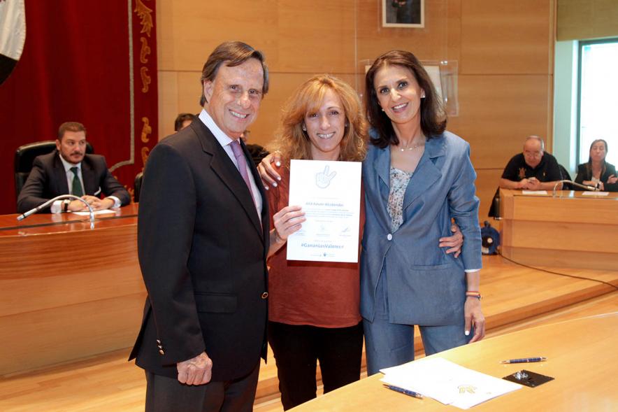 Presentación de la Campaña Juego Limpio - Imagen del alcalde García de Vinuesa y otras personas posando después de haber firmado el protocolo de la campaña.