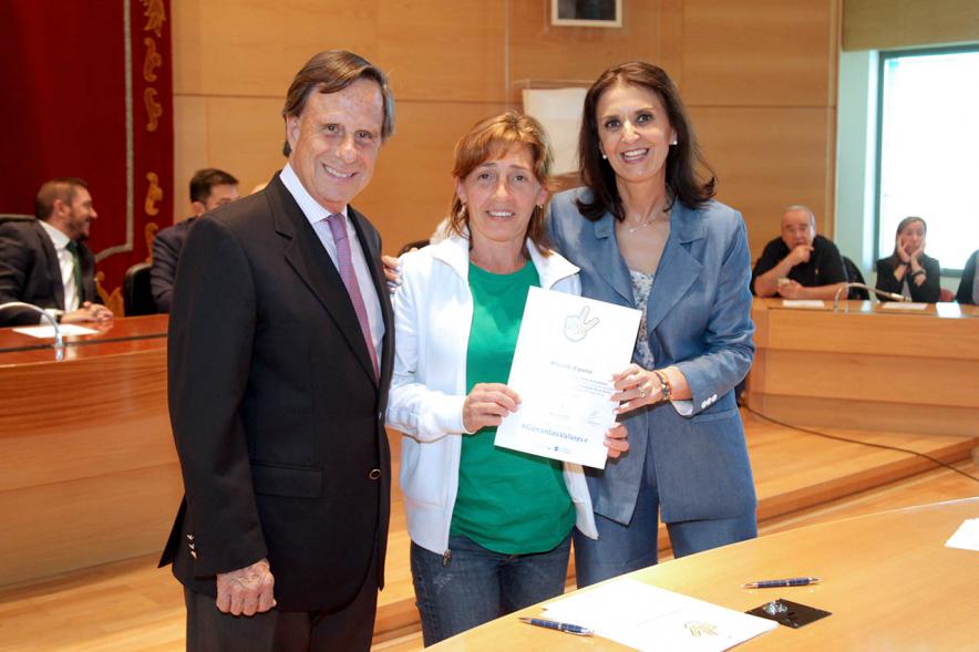 Presentación de la Campaña Juego Limpio - Imagen del alcalde García de Vinuesa y otras personas posando después de haber firmado el protocolo de la campaña.
