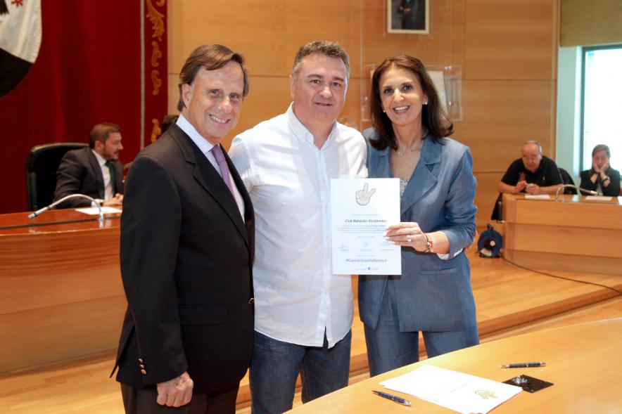 Presentación de la Campaña Juego Limpio - Imagen del alcalde García de Vinuesa y otras personas posando después de haber firmado el protocolo de la campaña.