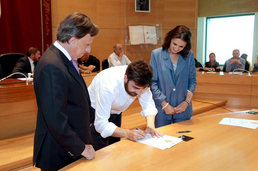 Presentación de la Campaña Juego Limpio - Imagen del alcalde García de Vinuesa y otras personas, una de ellas firmando el protocolo de la campaña.