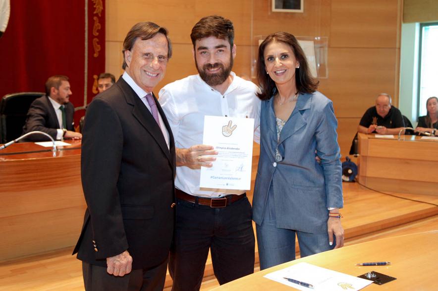 Presentación de la Campaña Juego Limpio - Imagen del alcalde García de Vinuesa y otras personas posando después de haber firmado el protocolo de la campaña.