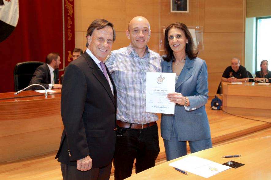 Presentación de la Campaña Juego Limpio - Imagen del alcalde García de Vinuesa y otras personas posando después de haber firmado el protocolo de la campaña.
