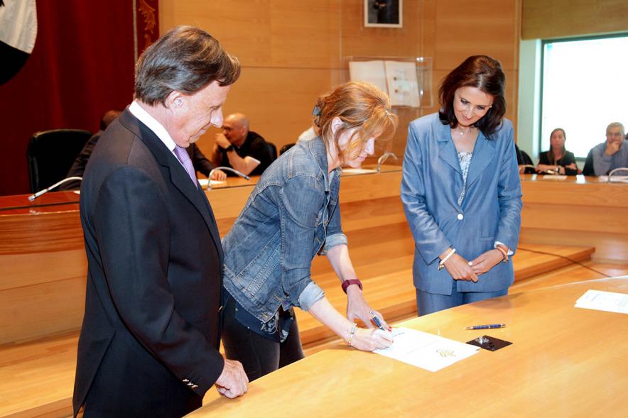 Presentación de la Campaña Juego Limpio - Imagen del alcalde García de Vinuesa y otras personas, una de ellas firmando el protocolo de la campaña.
