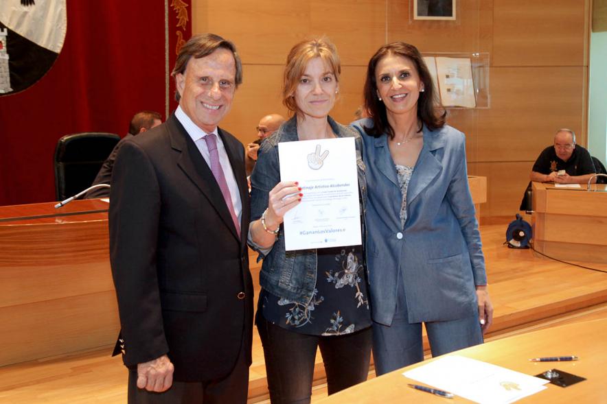 Presentación de la Campaña Juego Limpio - Imagen del alcalde García de Vinuesa y otras personas posando después de haber firmado el protocolo de la campaña.