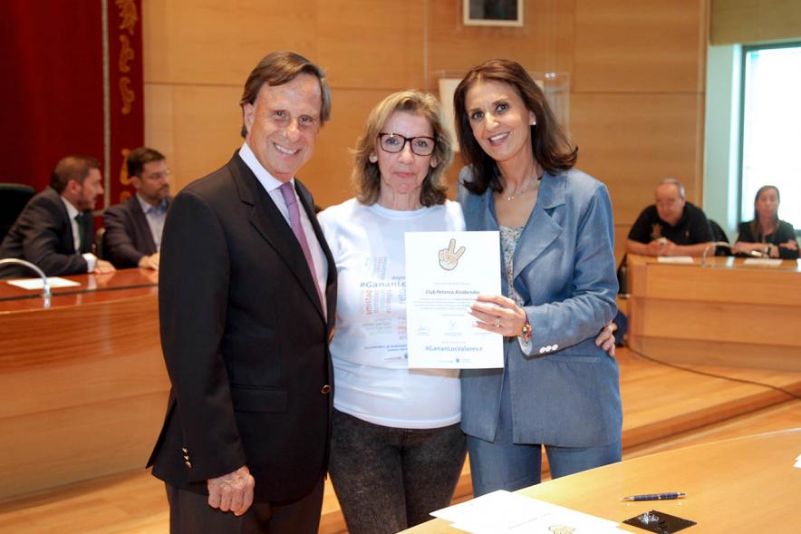 Presentación de la Campaña Juego Limpio - Imagen del alcalde García de Vinuesa y otras personas posando después de haber firmado el protocolo de la campaña.