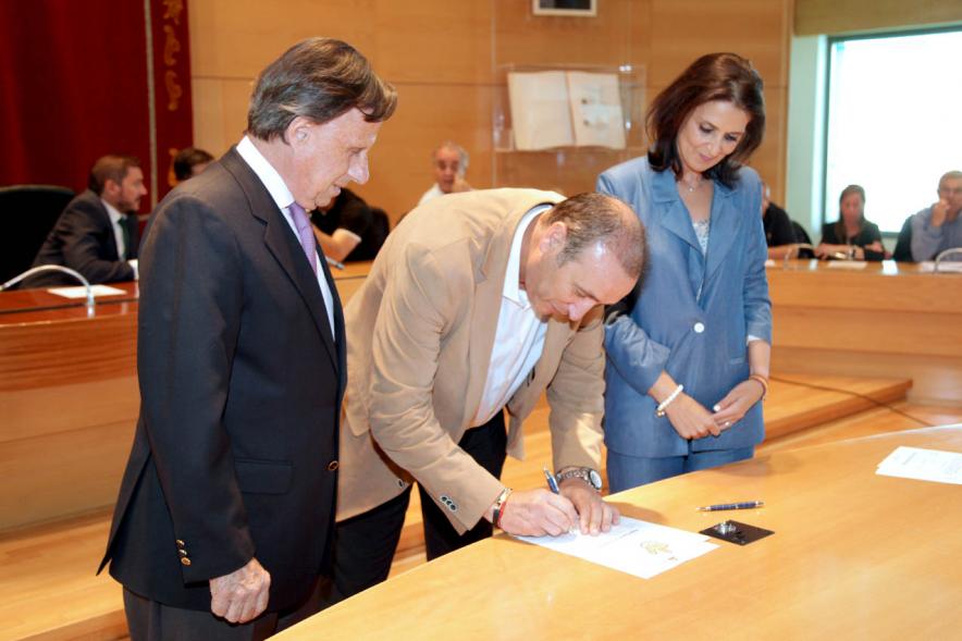 Presentación de la Campaña Juego Limpio - Imagen del alcalde García de Vinuesa y otras personas, una de ellas firmando el protocolo de la campaña.