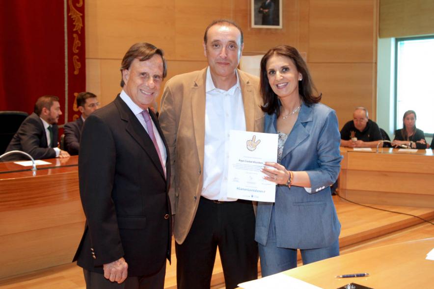 Presentación de la Campaña Juego Limpio - Imagen del alcalde García de Vinuesa y otras personas posando después de haber firmado el protocolo de la campaña.