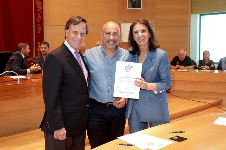 Presentación de la Campaña Juego Limpio - Imagen del alcalde García de Vinuesa y otras personas posando después de haber firmado el protocolo de la campaña.