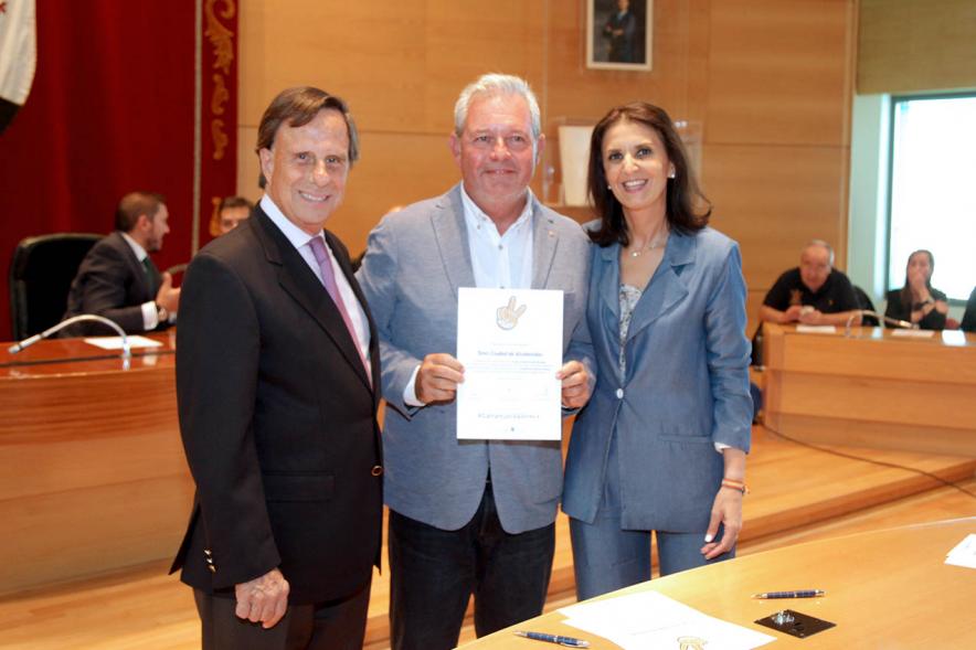 Presentación de la Campaña Juego Limpio - Imagen del alcalde García de Vinuesa y otras personas posando después de haber firmado el protocolo de la campaña.