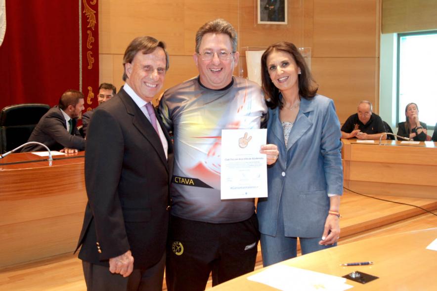 Presentación de la Campaña Juego Limpio - Imagen del alcalde García de Vinuesa y otras personas posando después de haber firmado el protocolo de la campaña.